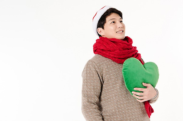 포토 JPG 스튜디오촬영 응시 남자 쿠션 크리스마스 생각 산타모자 안기 실내 한명 서기 웃음 들기 상반신 성인 옆모습 캐주얼 30대 목도리 한국인 올려보기 하트 흰배경 하트쿠션 성인남자한명만 국내포토 모양 모자_잡화 1 시선 잡화 옷 기념일 뷰포인트 백그라운드 모션 표정 사람 동양인 내부 장년 흰색 남자한명만 성인남자만 파일형식