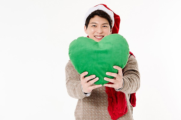 포토 JPG 스튜디오촬영 남자 쿠션 크리스마스 산타모자 실내 한명 서기 웃음 들기 상반신 성인 앞모습 캐주얼 30대 목도리 한국인 하트 흰배경 주기 하트쿠션 성인남자한명만 국내포토 모양 모자_잡화 1 잡화 옷 기념일 뷰포인트 백그라운드 모션 표정 사람 동양인 내부 장년 흰색 남자한명만 성인남자만 파일형식