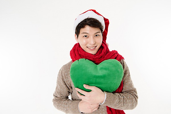 포토 JPG 스튜디오촬영 응시 남자 쿠션 크리스마스 산타모자 안기 실내 한명 서기 웃음 들기 상반신 성인 앞모습 캐주얼 30대 목도리 한국인 하트 흰배경 하트쿠션 성인남자한명만 국내포토 모양 모자_잡화 1 시선 잡화 옷 기념일 뷰포인트 백그라운드 모션 표정 사람 동양인 내부 장년 흰색 남자한명만 성인남자만 파일형식