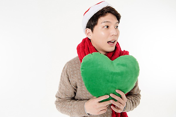 포토 JPG 스튜디오촬영 응시 남자 쿠션 크리스마스 산타모자 실내 한명 서기 들기 상반신 성인 앞모습 캐주얼 30대 목도리 놀람 한국인 하트 흰배경 하트쿠션 성인남자한명만 국내포토 모양 모자_잡화 1 시선 잡화 옷 기념일 감정 뷰포인트 백그라운드 모션 표정 사람 동양인 내부 장년 흰색 남자한명만 성인남자만 파일형식