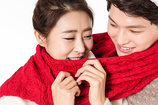 포토 JPG 스튜디오촬영 커플 응시 여자 남자 실내 서기 웃음 손짓 상반신 성인 두명 앞모습 캐주얼 30대 목도리 외침 만지기 한국인 흰배경 성인만 국내포토 시선 잡화 옷 뷰포인트 백그라운드 관계 모션 표정 사람 동양인 내부 장년 소리 흰색 파일형식