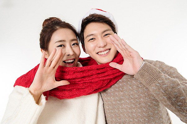 포토 JPG 스튜디오촬영 커플 여자 남자 크리스마스 산타모자 안내 실내 서기 웃음 손짓 상반신 성인 두명 앞모습 캐주얼 30대 목도리 외침 한국인 알림 흰배경 성인만 국내포토 모자_잡화 잡화 옷 기념일 뷰포인트 백그라운드 관계 모션 표정 사람 동양인 내부 장년 소리 흰색 파일형식