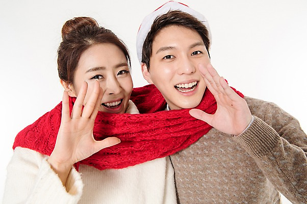 포토 JPG 스튜디오촬영 커플 여자 남자 크리스마스 산타모자 안내 실내 서기 웃음 손짓 상반신 성인 두명 앞모습 캐주얼 30대 목도리 외침 한국인 알림 흰배경 성인만 국내포토 모자_잡화 잡화 옷 기념일 뷰포인트 백그라운드 관계 모션 표정 사람 동양인 내부 장년 소리 흰색 파일형식