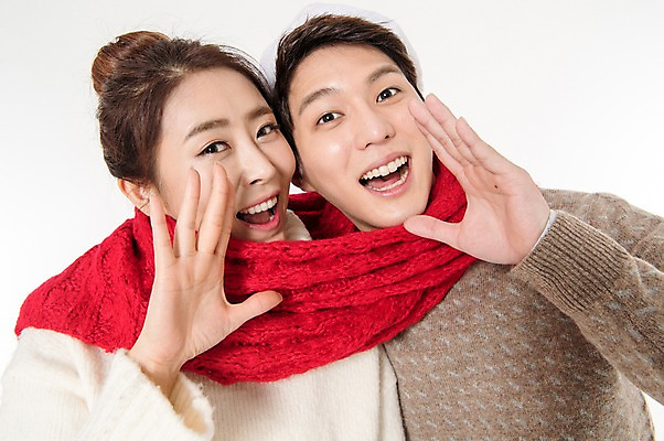 포토 JPG 스튜디오촬영 커플 여자 남자 안내 실내 서기 웃음 손짓 상반신 성인 두명 앞모습 캐주얼 30대 목도리 외침 한국인 알림 흰배경 성인만 국내포토 잡화 옷 뷰포인트 백그라운드 관계 모션 표정 사람 동양인 내부 장년 소리 흰색 파일형식