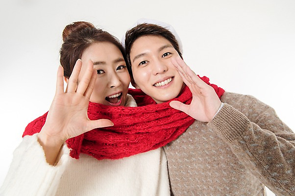 포토 JPG 스튜디오촬영 커플 여자 남자 안내 실내 서기 웃음 손짓 상반신 성인 두명 앞모습 캐주얼 30대 목도리 외침 한국인 알림 흰배경 성인만 국내포토 잡화 옷 뷰포인트 백그라운드 관계 모션 표정 사람 동양인 내부 장년 소리 흰색 파일형식