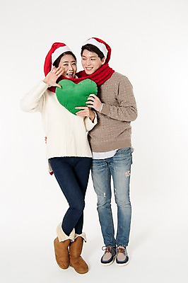 포토 JPG 스튜디오촬영 전신 커플 응시 여자 남자 쿠션 크리스마스 산타모자 실내 말하기 서기 웃음 들기 손짓 성인 두명 앞모습 캐주얼 30대 목도리 외침 한국인 하트 알림 흰배경 하트쿠션 성인만 국내포토 모양 모자_잡화 시선 잡화 옷 기념일 뷰포인트 백그라운드 관계 모션 표정 사람 동양인 내부 장년 소리 흰색 파일형식