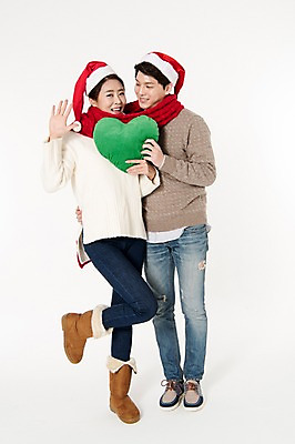 포토 JPG 스튜디오촬영 전신 커플 응시 여자 남자 쿠션 크리스마스 산타모자 실내 서기 웃음 들기 손짓 성인 두명 앞모습 캐주얼 30대 목도리 한국인 하트 흰배경 하트쿠션 다리들기 성인만 국내포토 모양 모자_잡화 시선 잡화 옷 기념일 뷰포인트 백그라운드 관계 모션 표정 사람 동양인 내부 장년 흰색 파일형식