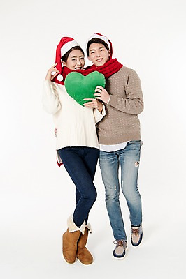 포토 JPG 스튜디오촬영 전신 커플 여자 남자 쿠션 크리스마스 산타모자 실내 서기 웃음 들기 손짓 성인 두명 앞모습 캐주얼 30대 목도리 한국인 하트 흰배경 하트쿠션 성인만 국내포토 모양 모자_잡화 잡화 옷 기념일 뷰포인트 백그라운드 관계 모션 표정 사람 동양인 내부 장년 흰색 파일형식