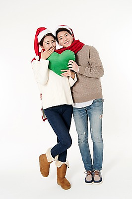포토 JPG 스튜디오촬영 전신 커플 여자 남자 쿠션 크리스마스 산타모자 실내 서기 웃음 들기 손짓 성인 두명 앞모습 캐주얼 30대 목도리 한국인 하트 흰배경 하트쿠션 입가림 다리들기 성인만 국내포토 모양 모자_잡화 잡화 옷 기념일 뷰포인트 백그라운드 관계 모션 표정 사람 동양인 내부 장년 흰색 가림 파일형식
