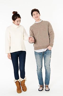 포토 JPG 스튜디오촬영 전신 커플 응시 여자 남자 실내 서기 웃음 손짓 성인 두명 앞모습 캐주얼 30대 손잡기 한국인 흰배경 성인만 국내포토 시선 옷 뷰포인트 백그라운드 관계 모션 표정 사람 동양인 내부 장년 흰색 파일형식
