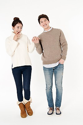 포토 JPG 스튜디오촬영 전신 커플 응시 여자 남자 실내 서기 웃음 손짓 성인 두명 앞모습 캐주얼 30대 손잡기 한국인 흰배경 성인만 국내포토 시선 옷 뷰포인트 백그라운드 관계 모션 표정 사람 동양인 내부 장년 흰색 파일형식