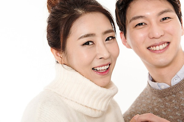 포토 JPG 스튜디오촬영 커플 여자 남자 실내 서기 웃음 근접촬영 상반신 성인 두명 앞모습 캐주얼 30대 다정 한국인 흰배경 성인만 국내포토 옷 뷰포인트 백그라운드 컨셉 관계 모션 표정 사람 동양인 내부 장년 흰색 파일형식