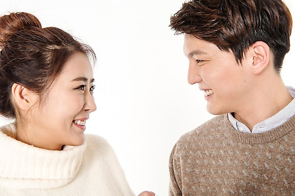 포토 JPG 스튜디오촬영 커플 응시 여자 남자 실내 서기 웃음 상반신 성인 두명 옆모습 캐주얼 30대 마주보기 다정 한국인 흰배경 성인만 국내포토 시선 옷 뷰포인트 백그라운드 컨셉 관계 모션 표정 사람 동양인 내부 장년 흰색 파일형식