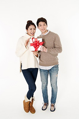 포토 JPG 스튜디오촬영 전신 커플 여자 남자 실내 선물 서기 웃음 들기 성인 두명 앞모습 캐주얼 30대 선물상자 한국인 흰배경 성인만 국내포토 옷 뷰포인트 백그라운드 관계 모션 표정 사람 동양인 내부 장년 상자 흰색 파일형식