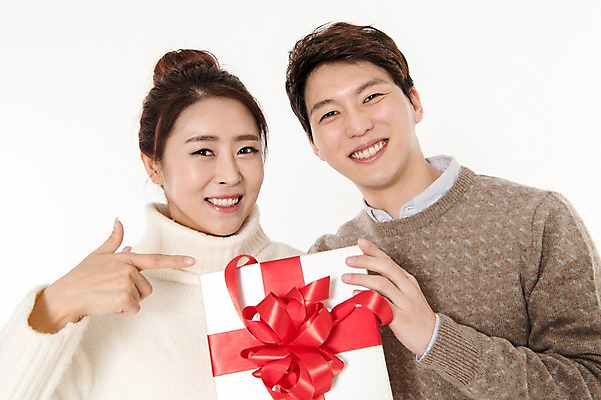 포토 JPG 스튜디오촬영 커플 여자 남자 실내 선물 서기 웃음 들기 손짓 상반신 성인 두명 앞모습 캐주얼 30대 선물상자 한국인 가리킴 흰배경 성인만 국내포토 옷 뷰포인트 백그라운드 관계 모션 표정 사람 동양인 내부 장년 상자 흰색 파일형식