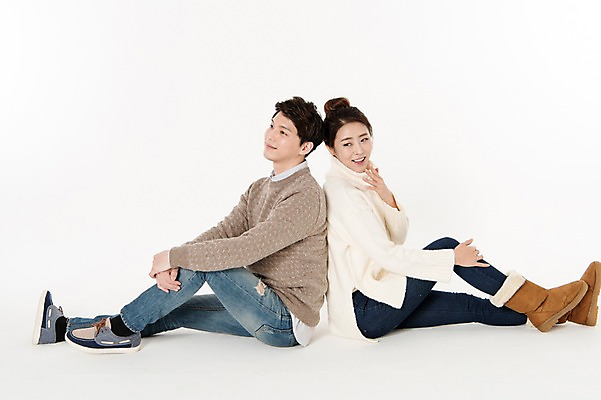 포토 JPG 스튜디오촬영 전신 커플 응시 여자 남자 실내 웃음 앉기 성인 두명 옆모습 캐주얼 30대 한국인 등맞대기 흰배경 성인만 국내포토 시선 옷 뷰포인트 백그라운드 관계 모션 표정 사람 동양인 내부 장년 흰색 파일형식