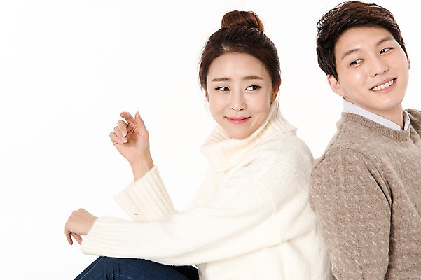 포토 JPG 스튜디오촬영 커플 응시 여자 남자 실내 웃음 앉기 상반신 성인 두명 옆모습 캐주얼 30대 한국인 등맞대기 흰배경 성인만 국내포토 시선 옷 뷰포인트 백그라운드 관계 모션 표정 사람 동양인 내부 장년 흰색 파일형식