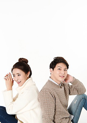 포토 JPG 스튜디오촬영 커플 응시 여자 남자 실내 웃음 앉기 상반신 성인 두명 옆모습 캐주얼 30대 한국인 등맞대기 흰배경 성인만 국내포토 시선 옷 뷰포인트 백그라운드 관계 모션 표정 사람 동양인 내부 장년 흰색 파일형식