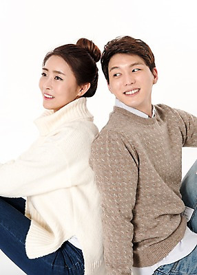 포토 JPG 스튜디오촬영 커플 응시 여자 남자 실내 웃음 앉기 상반신 성인 두명 옆모습 캐주얼 30대 한국인 등맞대기 흰배경 성인만 국내포토 시선 옷 뷰포인트 백그라운드 관계 모션 표정 사람 동양인 내부 장년 흰색 파일형식