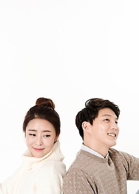 포토 JPG 스튜디오촬영 커플 응시 여자 남자 실내 웃음 앉기 상반신 성인 두명 옆모습 캐주얼 30대 한국인 등맞대기 흰배경 성인만 국내포토 시선 옷 뷰포인트 백그라운드 관계 모션 표정 사람 동양인 내부 장년 흰색 파일형식