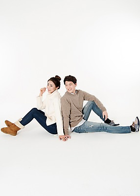 포토 JPG 스튜디오촬영 전신 커플 응시 여자 남자 실내 웃음 앉기 성인 두명 옆모습 캐주얼 30대 손잡기 한국인 등맞대기 흰배경 성인만 국내포토 시선 옷 뷰포인트 백그라운드 관계 모션 표정 사람 동양인 내부 장년 흰색 파일형식