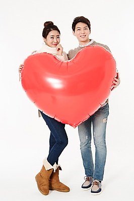 포토 JPG 스튜디오촬영 전신 커플 여자 남자 실내 서기 미소 들기 성인 두명 앞모습 캐주얼 30대 한국인 하트 흰배경 하트풍선 풍선 성인만 국내포토 모양 옷 뷰포인트 백그라운드 관계 모션 표정 사람 동양인 내부 장년 흰색 파일형식
