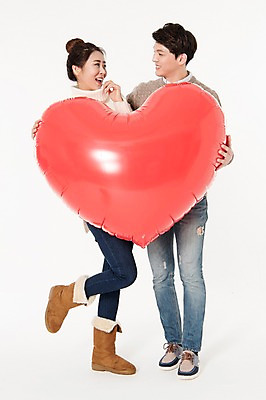 포토 JPG 스튜디오촬영 전신 커플 응시 여자 남자 실내 서기 웃음 들기 성인 두명 앞모습 캐주얼 30대 마주보기 한국인 하트 흰배경 하트풍선 풍선 다리들기 성인만 국내포토 모양 시선 옷 뷰포인트 백그라운드 관계 모션 표정 사람 동양인 내부 장년 흰색 파일형식 컬러 인종
