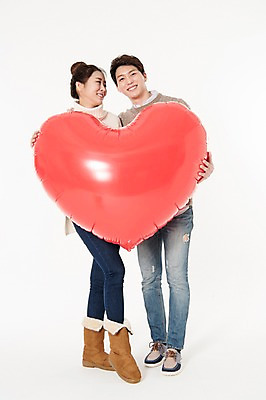 포토 JPG 스튜디오촬영 전신 커플 응시 여자 남자 실내 서기 웃음 들기 성인 두명 앞모습 캐주얼 30대 한국인 하트 흰배경 하트풍선 풍선 성인만 국내포토 모양 시선 옷 뷰포인트 백그라운드 관계 모션 표정 사람 동양인 내부 장년 흰색 파일형식