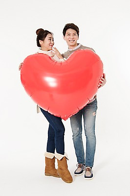 포토 JPG 스튜디오촬영 전신 커플 응시 여자 남자 실내 서기 웃음 들기 성인 두명 앞모습 캐주얼 30대 한국인 하트 흰배경 하트풍선 풍선 성인만 국내포토 모양 시선 옷 뷰포인트 백그라운드 관계 모션 표정 사람 동양인 내부 장년 흰색 파일형식