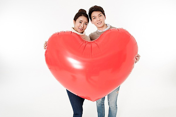 포토 JPG 스튜디오촬영 커플 여자 남자 실내 서기 웃음 들기 상반신 성인 두명 앞모습 캐주얼 30대 한국인 하트 흰배경 하트풍선 풍선 성인만 국내포토 모양 옷 뷰포인트 백그라운드 관계 모션 표정 사람 동양인 내부 장년 흰색 파일형식