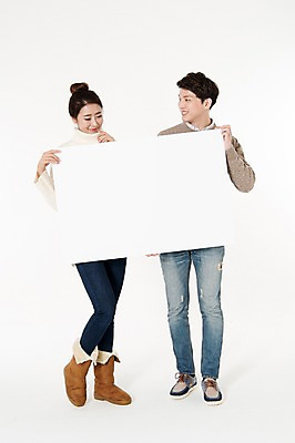 포토 JPG 스튜디오촬영 전신 배너 커플 응시 여자 남자 사각프레임 프레임 실내 서기 웃음 들기 성인 두명 앞모습 캐주얼 30대 한국인 흰배경 성인만 국내포토 시선 옷 뷰포인트 백그라운드 관계 모션 표정 사람 동양인 내부 장년 사각형 흰색 파일형식