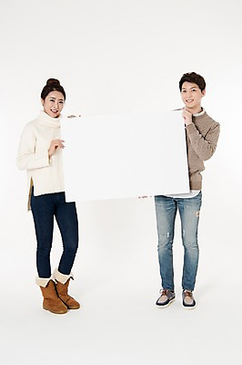 포토 JPG 스튜디오촬영 전신 배너 커플 여자 남자 사각프레임 프레임 실내 서기 웃음 들기 성인 두명 앞모습 캐주얼 30대 한국인 흰배경 성인만 국내포토 옷 뷰포인트 백그라운드 관계 모션 표정 사람 동양인 내부 장년 사각형 흰색 파일형식