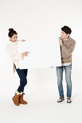 포토 JPG 스튜디오촬영 전신 배너 커플 응시 여자 남자 사각프레임 프레임 실내 서기 웃음 들기 성인 두명 앞모습 캐주얼 30대 한국인 가리킴 흰배경 성인만 국내포토 시선 옷 뷰포인트 백그라운드 관계 모션 표정 사람 동양인 손짓 내부 장년 사각형 흰색 파일형식