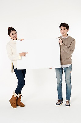 포토 JPG 스튜디오촬영 전신 배너 커플 여자 남자 사각프레임 프레임 실내 서기 웃음 들기 성인 두명 앞모습 캐주얼 30대 한국인 가리킴 흰배경 성인만 국내포토 옷 뷰포인트 백그라운드 관계 모션 표정 사람 동양인 손짓 내부 장년 사각형 흰색 파일형식