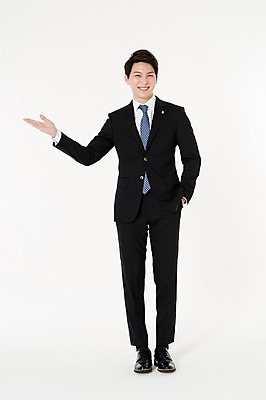 포토 JPG 스튜디오촬영 전신 남자 안내 실내 한명 서기 웃음 정장 손짓 성인 앞모습 30대 한국인 가리킴 비즈니스맨 알림 흰배경 주머니손 성인남자한명만 국내포토 1 옷 뷰포인트 백그라운드 비즈니스 모션 표정 사람 동양인 내부 장년 흰색 직장인 남자한명만 성인남자만 파일형식