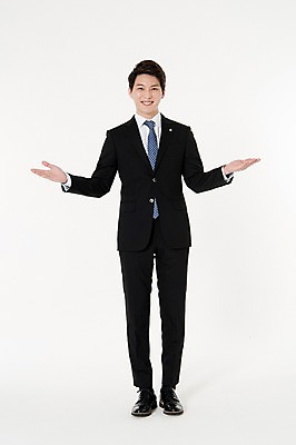 포토 JPG 스튜디오촬영 전신 남자 팔벌리기 안내 실내 한명 서기 웃음 정장 손짓 성인 앞모습 30대 한국인 비즈니스맨 알림 흰배경 성인남자한명만 국내포토 1 옷 뷰포인트 백그라운드 비즈니스 모션 표정 사람 동양인 내부 장년 흰색 직장인 남자한명만 성인남자만 파일형식