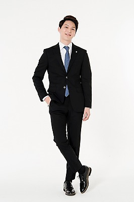 포토 JPG 스튜디오촬영 전신 남자 실내 한명 서기 미소 정장 손짓 성인 앞모습 30대 한국인 비즈니스맨 흰배경 주머니손 성인남자한명만 국내포토 1 옷 뷰포인트 백그라운드 비즈니스 모션 표정 사람 동양인 내부 장년 흰색 직장인 남자한명만 성인남자만 파일형식