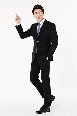 포토 JPG 스튜디오촬영 전신 남자 실내 한명 서기 웃음 정장 손짓 성인 앞모습 30대 한국인 가리킴 비즈니스맨 흰배경 주머니손 성인남자한명만 국내포토 1 옷 뷰포인트 백그라운드 비즈니스 모션 표정 사람 동양인 내부 장년 흰색 직장인 남자한명만 성인남자만 파일형식