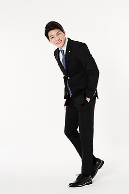 포토 JPG 스튜디오촬영 전신 남자 실내 한명 서기 웃음 정장 손짓 성인 옆모습 30대 한국인 비즈니스맨 흰배경 주머니손 성인남자한명만 국내포토 1 옷 뷰포인트 백그라운드 비즈니스 모션 표정 사람 동양인 내부 장년 흰색 직장인 남자한명만 성인남자만 파일형식