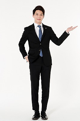 포토 JPG 스튜디오촬영 전신 남자 안내 실내 한명 서기 미소 정장 손짓 성인 앞모습 30대 한국인 가리킴 비즈니스맨 알림 흰배경 주머니손 성인남자한명만 국내포토 1 옷 뷰포인트 백그라운드 비즈니스 모션 표정 사람 동양인 내부 장년 흰색 직장인 남자한명만 성인남자만 파일형식