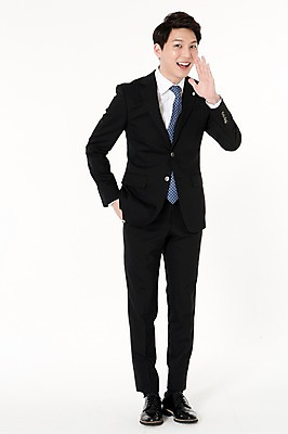 포토 JPG 스튜디오촬영 전신 남자 실내 말하기 한명 서기 웃음 정장 손짓 성인 앞모습 30대 외침 한국인 비즈니스맨 흰배경 주머니손 성인남자한명만 국내포토 1 옷 뷰포인트 백그라운드 비즈니스 모션 표정 사람 동양인 내부 장년 소리 흰색 직장인 남자한명만 성인남자만 파일형식