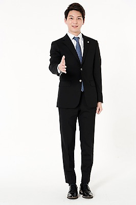 포토 JPG 스튜디오촬영 전신 남자 악수 실내 한명 서기 미소 정장 손짓 성인 앞모습 30대 한국인 비즈니스맨 손내밀기 흰배경 성인남자한명만 국내포토 1 옷 뷰포인트 백그라운드 비즈니스 모션 표정 사람 동양인 내부 장년 흰색 직장인 남자한명만 성인남자만 파일형식