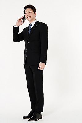 포토 JPG 스튜디오촬영 전신 응시 남자 실내 한명 서기 웃음 들기 정장 손짓 성인 옆모습 30대 스마트폰 한국인 비즈니스맨 흰배경 통화 성인남자한명만 국내포토 1 시선 옷 뷰포인트 백그라운드 비즈니스 모션 표정 사람 동양인 내부 장년 핸드폰 스마트기기 흰색 직장인 남자한명만 성인남자만 파일형식