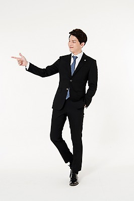 포토 JPG 스튜디오촬영 전신 응시 남자 실내 한명 서기 웃음 정장 손짓 성인 앞모습 30대 한국인 가리킴 비즈니스맨 흰배경 주머니손 권총모양 성인남자한명만 국내포토 1 시선 옷 뷰포인트 백그라운드 비즈니스 모션 표정 사람 동양인 내부 장년 흰색 직장인 남자한명만 성인남자만 파일형식