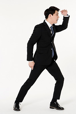 포토 JPG 스튜디오촬영 전신 응시 남자 실내 한명 서기 정장 손짓 성인 옆모습 30대 한국인 비즈니스맨 흰배경 찾기 성인남자한명만 국내포토 1 시선 옷 뷰포인트 백그라운드 비즈니스 모션 사람 동양인 내부 장년 흰색 직장인 남자한명만 성인남자만 파일형식