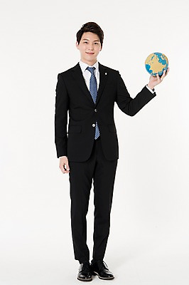 포토 JPG 스튜디오촬영 전신 남자 실내 한명 서기 미소 들기 정장 손짓 성인 앞모습 30대 지구본 자연보호 그린캠페인 한국인 비즈니스맨 흰배경 성인남자한명만 국내포토 1 옷 캠페인 뷰포인트 백그라운드 비즈니스 모션 자연 표정 사람 동양인 내부 장년 흰색 직장인 보호 남자한명만 성인남자만 파일형식
