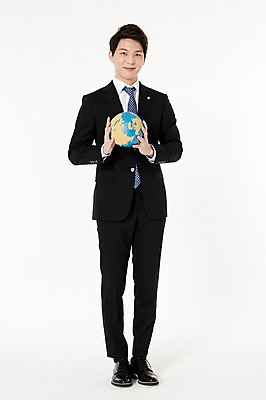 포토 JPG 스튜디오촬영 전신 남자 실내 한명 서기 미소 들기 정장 손짓 성인 앞모습 30대 지구본 자연보호 그린캠페인 한국인 비즈니스맨 흰배경 성인남자한명만 국내포토 1 옷 캠페인 뷰포인트 백그라운드 비즈니스 모션 자연 표정 사람 동양인 내부 장년 흰색 직장인 보호 남자한명만 성인남자만 파일형식