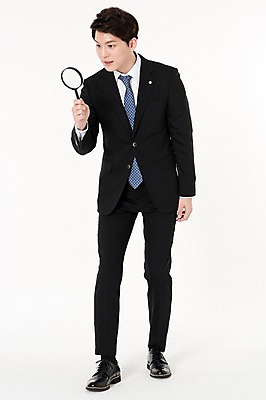 포토 JPG 스튜디오촬영 전신 응시 남자 돋보기 실내 한명 서기 들기 정장 손짓 성인 앞모습 30대 한국인 비즈니스맨 호기심 흰배경 찾기 성인남자한명만 국내포토 1 시선 옷 감정 뷰포인트 백그라운드 컨셉 비즈니스 모션 사람 동양인 내부 장년 흰색 직장인 남자한명만 성인남자만 파일형식