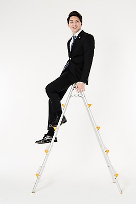 포토 JPG 스튜디오촬영 전신 남자 사다리 실내 한명 웃음 앉기 정장 성인 옆모습 30대 한국인 비즈니스맨 흰배경 성인남자한명만 국내포토 1 옷 뷰포인트 백그라운드 비즈니스 모션 표정 사람 동양인 내부 장년 흰색 도구 직장인 남자한명만 성인남자만 파일형식