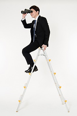 포토 JPG 스튜디오촬영 전신 응시 남자 사다리 실내 한명 웃음 앉기 정장 성인 옆모습 30대 망원경 한국인 관찰 비즈니스맨 흰배경 성인남자한명만 국내포토 1 시선 옷 뷰포인트 백그라운드 비즈니스 모션 표정 사람 동양인 내부 장년 흰색 도구 직장인 남자한명만 성인남자만 파일형식